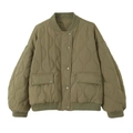Dettaglio macro della giacca bomber trapuntata verde oliva con motivo a zucca e bottoni neri - XS / Verde Militare