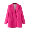 Detalle de chaqueta fucsia de corte oversize con solapas de muesca y botones negros - Rosa rojo