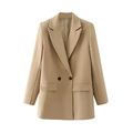 Detailweergave van de kaki blazer met klassieke revers en symmetrische klepzakken - S / Khaki