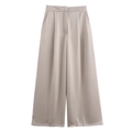 Dettaglio dei pantaloni a gamba larga in raso a vita alta color champagne con pieghe - Pantaloni Champagne