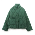 Detail der grünen Steppjacke mit Wellenmuster-Textur und Kordelzug-Metallakzenten - XS / Grün