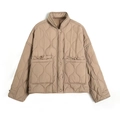 Detail einer hellbraunen Steppjacke mit Stehkragen und großen Taschen mit Kordelzug - XS / Khaki