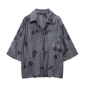 Camicia grigia a maniche corte con motivo jacquard astratto e trama plissettata - XS / Top / Grigio