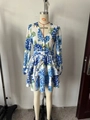 Robe femme à manches longues col en V avec imprimé floral bleu et jupe à volants - S / Impression bleue et blanche