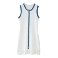 Detail van witte gebreide jurk met blauwe denim biezen en goudkleurige metalen knopen - S / Wit Kort