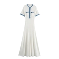 Nauwsluitende witte gebreide maxi-jurk met blauwe denim details en metalen knopen - S / Wit