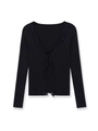 Dettaglio del tessuto in maglia a coste nera e del pizzo delicato sullo scollo a V - S / Nero
