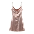 Dettaglio dell'abito metallizzato oro rosa con scollo a cappuccio e spalline sottili - XS / Rosa