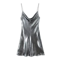 Detalle de vestido lencero plateado metalizado con cuello drapeado y tirantes finos - Plata Oscuro