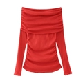 Dettaglio del top rosso con spalle scoperte, scollatura a pieghe ed eleganti arricciature - S / Rosso