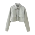 Dettaglio della camicia corta verde salvia con tasche sul petto e colletto polo classico - XS / verde chiaro