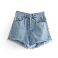 Dettaglio degli shorts in denim azzurro con vita alta e orlo grezzo sfilacciato - XS / Azzurro