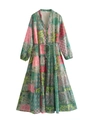 Detail eines mehrlagigen Boho-Maxikleids mit Patchwork-Blumenmuster und V-Ausschnitt - S / Grün