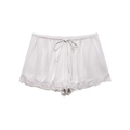 Dettagli macro degli shorts in raso argento con elastico in vita e pizzo delicato - XS / Grigio Argento