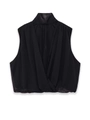 Vue détaillée du drapé croisé et du tissu en mousseline légère sur un chemisier noir chic - S / Noir