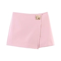 Minigonna a portafoglio rosa chic con un'elegante fibbia quadrata dorata su fondo bianco - XS / Rosa