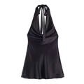 Elegante top a lupetto in raso nero con finitura lucida e drappeggi su sfondo bianco - XS / Nero