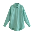 Dettaglio camicia a maniche lunghe a righe verdi e bianche con taschino e taglia S - S / Camicia Verde