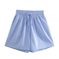 Dettaglio degli shorts a righe bianche e blu a vita alta con coulisse e tasche laterali - S / Pantaloncini blu