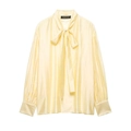 Elegante blusa de satén amarillo pálido de manga larga con cuello de lazo y puños plisados - XS / Amarillo leche