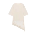 Detailansicht der weißen floralen Spitze am asymmetrischen Saum des aprikosen T-Shirts - XS / Milchweiß
