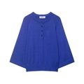 Top minimalista in maglia blu con scollo Henley e bottoni su sfondo bianco impeccabile - Blu / S