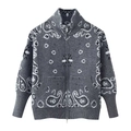 Detailansicht der grauen Paisley-Strickjacke mit Vintage-Jacquard-Muster und Metall-Reißverschluss - M / Grau