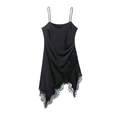 Elegante zwarte satijnen slipdress met kant en asymmetrische zoom op witte achtergrond - XS / Zwart