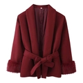 Elegante cappotto di lana bordeaux con polsini in finta pelliccia e cintura in vita - S / Borgogna