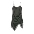 Detail van zwarte zijden jurk met zijplooien en delicate afwerking van wimperkant - XS / Houtskool Zwart