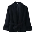 Dettaglio del cappotto di lana nero con polsini in pelliccia e cintura a fiocco chic - S / Nero