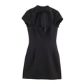 Detalle de vestido corto negro con cuello de lazo y abertura cuadrada en el pecho - XS / Negro