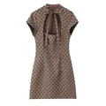 Detalle del mini vestido marrón de lunares con escote de lazo y etiqueta de talla M - XS / Lunares Café