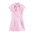 Detalle de minivestido rosa ajustado con lazo en el cuello y abertura frontal - XS / Rosa