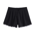 Dettaglio degli shorts neri a vita alta con bordo in pizzo e pieghe frontali strutturate - XS / Pantaloncini Neri
