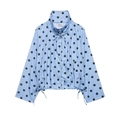 Détail du chemisier bleu clair à pois avec col montant à cordon et boutons noirs - XS / Bleu