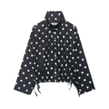 Détail d'une veste noire à pois avec col montant, boutons et cordon de serrage réglable - XS / Noir