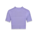 Top corto in maglia color lavanda con collo a lupetto e dettagli a costine su sfondo bianco - S / Viola