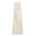 Detalle de elegante vestido midi de satén champán con cuello drapeado y fruncido - XS / Blanco Roto