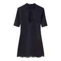 Schwarzes Kurzarmkleid mit Spitzenbesatz, Kragendesign und Ausschnitt auf weißem Grund - S / Schwarz