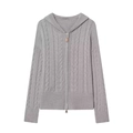 Graue Kapuzenstrickjacke mit Zopfmuster, doppeltem Metallreißverschluss und Rippbündchen im Trend - S / Grau