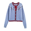 Cardigan in maglia blu con strisce a contrasto e ricamo floreale su sfondo bianco - S / Azzurro