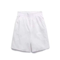 Detailaufnahme der weißen Sommershorts mit Lochstickerei und elastischem Gummibund - XS / Weiße Shorts
