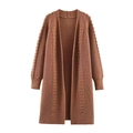 Gilet long femme couleur caramel avec perles décoratives et poignets côtelés sur blanc - S / Marron