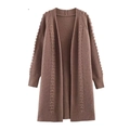 Détail du cardigan en maille côtelée marron orné de perles élégantes blanches - S / café