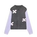 Cardigan grigio con maniche lavanda, fiori 3D e dettagli in perle decorative - S / Patchwork Grigio Viola