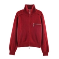 Detalle de cárdigan rojo de punto con cuello alto, puños elásticos y doble cremallera - Rojo