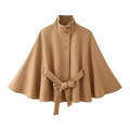 Dettaglio cappotto mantella kaki con collo alto, bottoni e cintura in vita annodata - S / Caramello