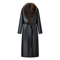 Elegante abrigo largo de cuero negro con cuello de piel marrón oscuro y cinturón de ajuste - S / Negro