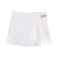 Détail du short blanc à taille haute avec chaîne dorée et design plissé enveloppant - XS / Blanc